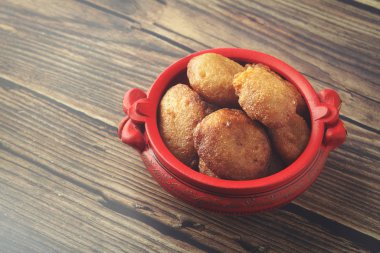 Hint yapımı geleneksel tatlı paniyaram.