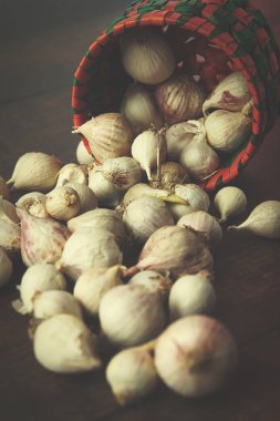 Geleneksel Hint sarımsakları sepete.