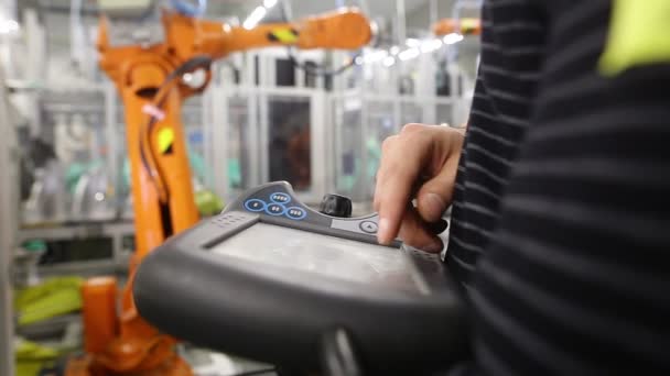 Uomo robot di programmazione in automotive industriale, programmatore professionista, concetto di industria — Video Stock