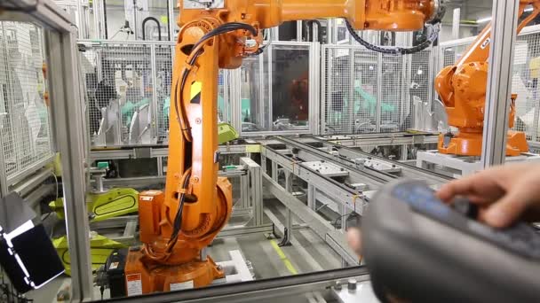 Man programmeren robot in auto-industrie, professionele programmeur, industrie concept — Stockvideo