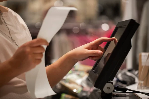 Mujer joven escaneando las manos, introduciendo descuento, venta en un recibo, caja registradora con pantalla táctil, tienda, concepto de finanzas — Foto de Stock