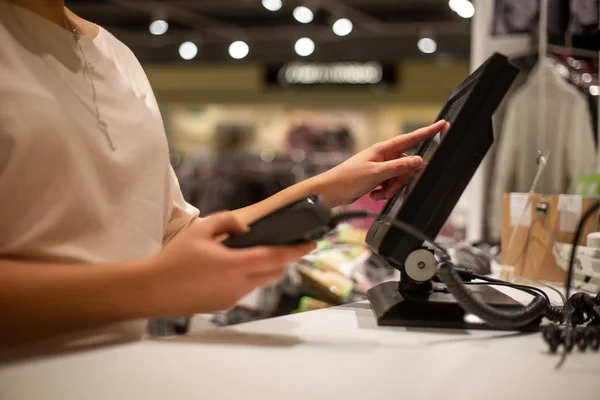 Jovem mulher mãos digitalizando, entrando desconto, venda em um recibo, caixa registradora touchscreen, loja, conceito de finanças — Fotografia de Stock