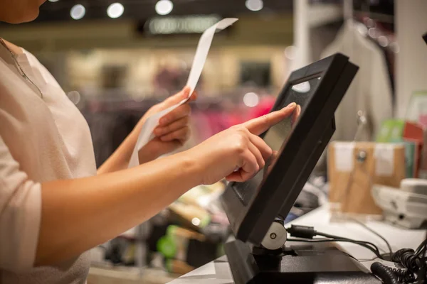 Jovem mulher mãos digitalizando, entrando desconto, venda em um recibo, caixa registradora touchscreen — Fotografia de Stock