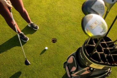 Profesyonel kadın golfçü golf oynuyor, maç, profesyonel, spor konsepti
