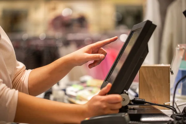 Mujer joven escaneando las manos, introduciendo descuento, venta en un recibo, caja registradora con pantalla táctil, tienda, concepto de finanzas — Foto de Stock