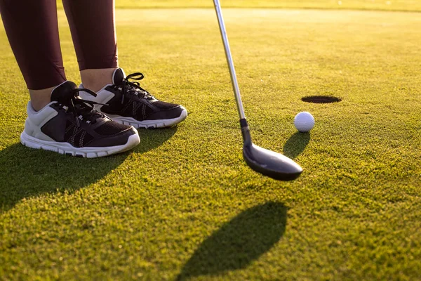 Professionell kvinna golfspelare spelar golf tävling, match, professionell sport koncept — Stockfoto