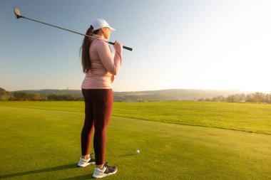 Profesyonel kadın golfçü golf yarışmasına hazır.