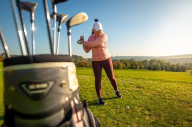 Profesyonel kadın golfçü golf yarışmasına hazır.