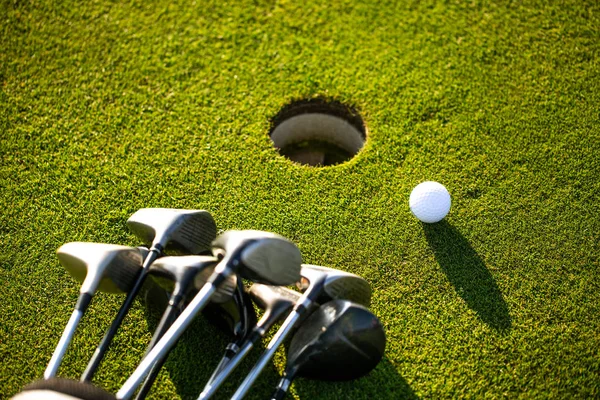 Професійне обладнання для гольфу на красивому, охайному газоні, деякі кульки та два гольф-клуби, спортивна концепція — стокове фото