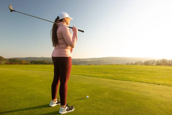 Professionell kvinna golfspelare redo för konkurrens på golf — Stockfoto