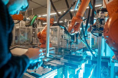 Otomotiv endüstrisinde insan programlama robotu, profesyonel programcı, endüstri konsepti