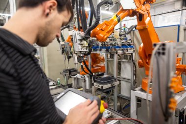 Otomotiv endüstrisinde insan programlama robotu, profesyonel programcı, endüstri konsepti