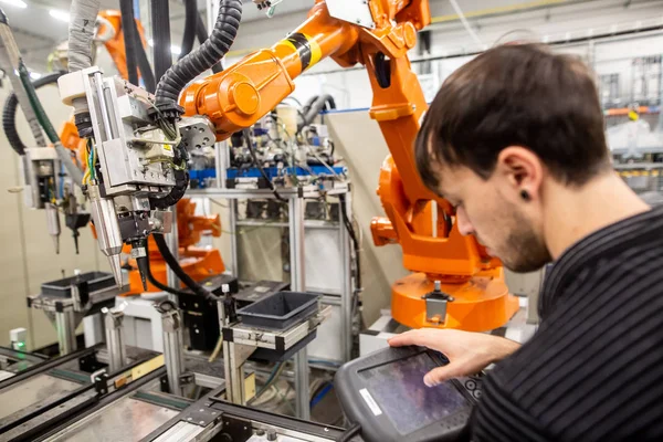 Otomotiv endüstrisinde insan programlama robotu, profesyonel programcı, endüstri konsepti