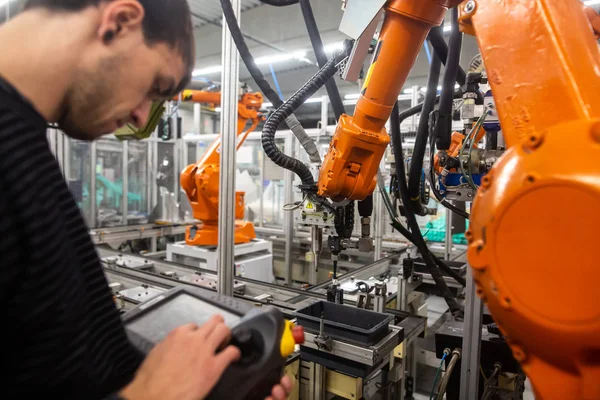 Otomotiv endüstrisinde insan programlama robotu, profesyonel programcı, endüstri konsepti