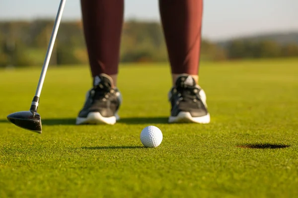 Jogador de golfe mulher profissional jogando competição de golfe, jogo, profissional — Fotografia de Stock