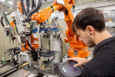 Otomotiv endüstrisinde insan programlama robotu, profesyonel programcı, endüstri konsepti