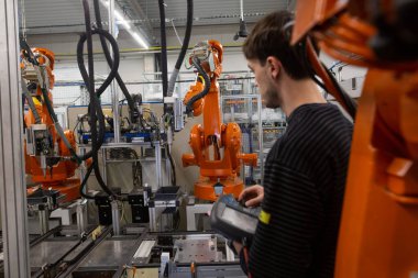 Otomotiv endüstrisinde sanayi otomatiği programlayan genç adam