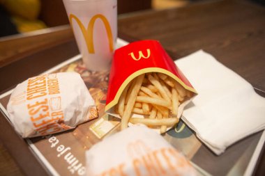 McDonald menüsü, McDonalds restoranında patates kızartması, hamburger ve kola ile birlikte.