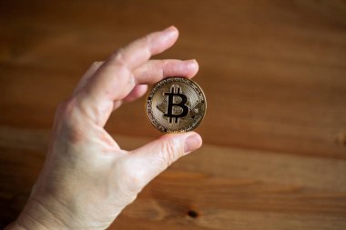 Eldeki Bitcoin madeni para, madencilik ve dengesiz kazanç kavramı