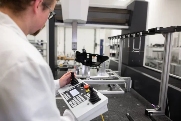 Ingeniero de calidad que mide algunas molduras por la máquina profesional del sistema de medición 3D, concepto industrial —  Fotos de Stock