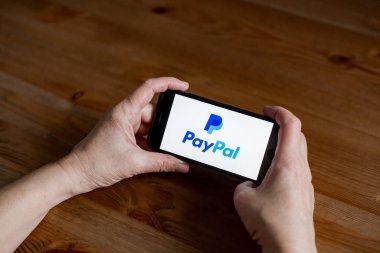 Paypal logo uygulama ekranı cep telefonu çevrimiçi perakende hizmeti, eller