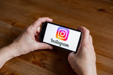 Instagram logo uygulama ekranı cep telefonu çevrimiçi perakende hizmeti, eller