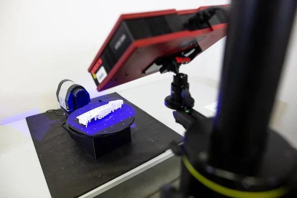 Escáner 3D profesional que escanea un objeto industrial, moldeo de plástico colocado en un tocadiscos, concepto de metrología —  Fotos de Stock