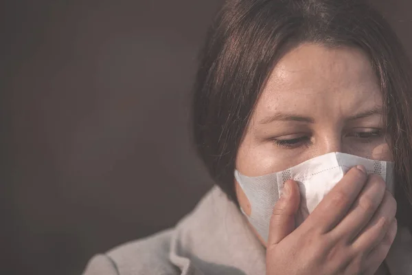Detener la infección, mujer con máscara médica en la calle protección contra el virus, concepto de contaminación — Foto de Stock