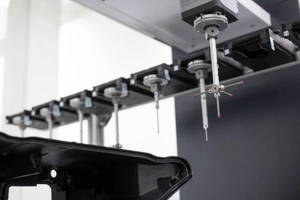 Primer plano de la máquina de medición 3D automática profesional para molduras de plástico, concepto industrial y automotriz —  Fotos de Stock