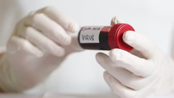 Arzt, Arbeiter zeigt Ampulle Blut mit Koronavirus-Infektion, Krankheit — Stockvideo