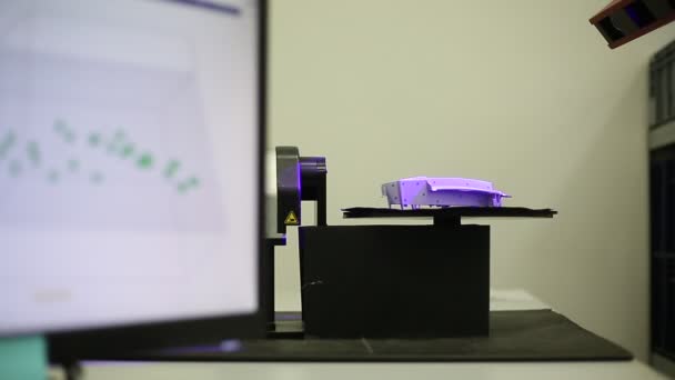 Ingénieur qualité numérisation de certaines moulures par scanner 3D optique professionnel avec une plaque tournante, concept de métrologie — Video