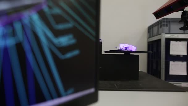 Інженер з якості сканування деяких форм професійним оптичним 3D-сканером з концепцією поворотного, метрологічного — стокове відео