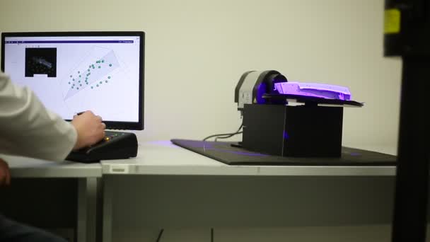 Инженер по качеству сканирует некоторые формы с помощью профессионального оптического 3D сканера с поворотным столом, концепция метрологии — стоковое видео