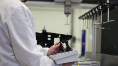 Bazı kalıpları ölçen kalite mühendisi, profesyonel 3D ölçüm sistemi, endüstriyel konsept