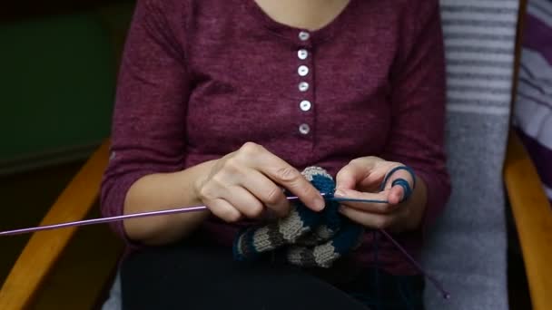 Close up hands of elderly woman knitting elderly woman knits — 图库视频影像
