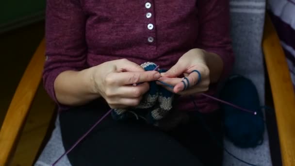 Cerca de las manos de la mujer de edad avanzada tejiendo tejidos de mujer de edad avanzada — Vídeos de Stock