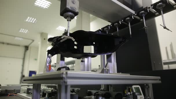 Інженер з якості вимірювання деяких форм, компонентів за допомогою професійної 3D-вимірювальної системи машини, промислової концепції — стокове відео
