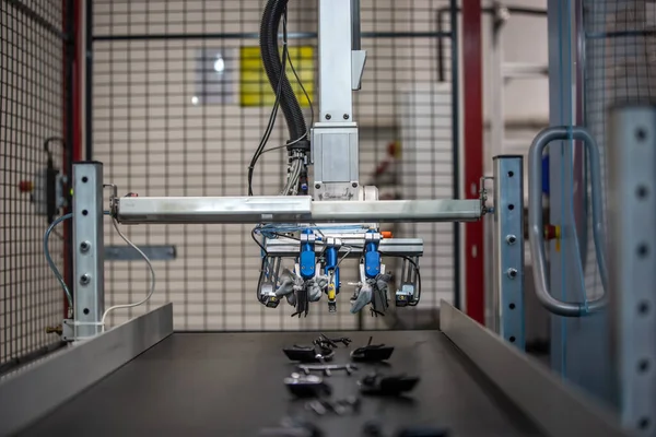 Automatyczna maszyna do pozyskiwania kształtek z tworzyw sztucznych z wtryskarki, koncepcji motoryzacyjnej i przemysłowej — Zdjęcie stockowe