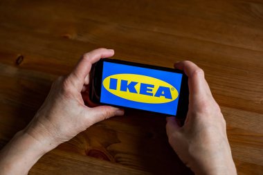Ikea logo uygulama ekranı cep telefonu çevrimiçi perakende hizmeti, eller