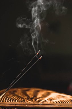 Meditasyon sırasında tütsü yakma, tütsü çubuğu, maneviyat konsepti.