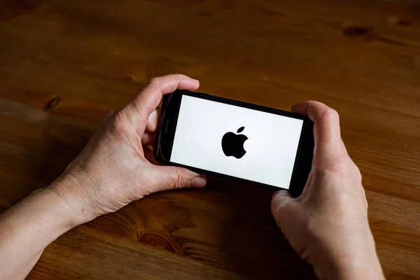 Pantalla de aplicación de signo de logotipo de Apple en el servicio minorista en línea del teléfono móvil, manos a la obra — Foto de Stock