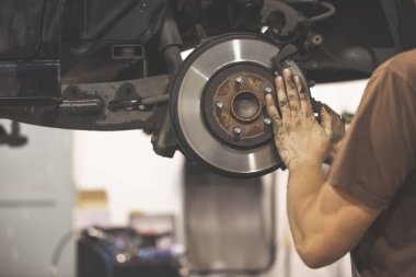 Profesyonel araba tamircisi araba lastikleri, araba lastikleri, ulaşım konsepti.