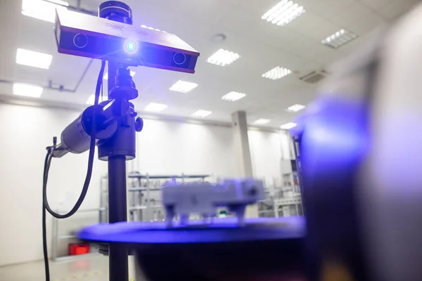 Profesyonel 3D tarayıcı endüstriyel bir nesneyi tarıyor. Plastik kalıpları bir pikaba yerleştiriyor, metroloji kavramı.
