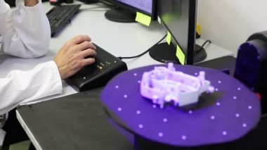 Kalite mühendisi profesyonel optik 3D tarayıcı ile bazı pervazları tarıyor.