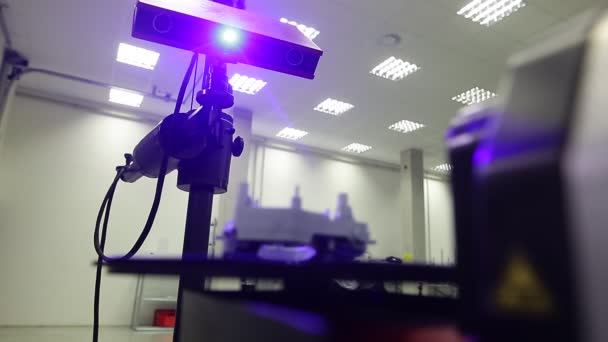 Ingeniero de calidad escaneando algunas molduras por escáner 3D óptico profesional con un tocadiscos, concepto de metrología — Vídeo de stock