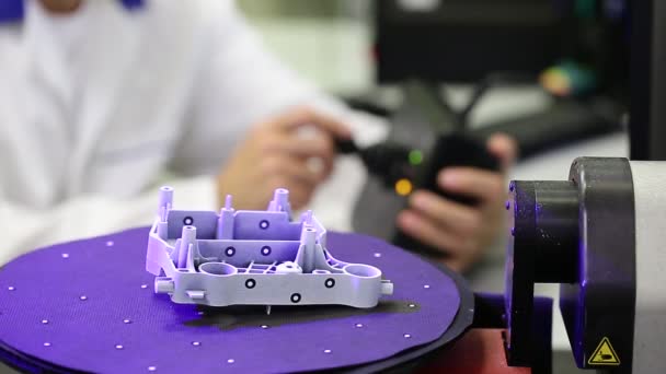 Engenheiro de qualidade digitalizando algumas molduras por scanner 3D óptico profissional com um conceito de plataforma giratória e metrologia — Vídeo de Stock