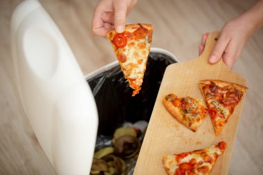 Yemek israfını durdur, yemek artıklarını çöpe at, yemek konsepti.