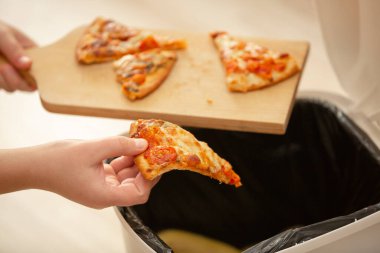 Yemek israfını durdur, yemek artıklarını çöpe at, yemek konsepti.