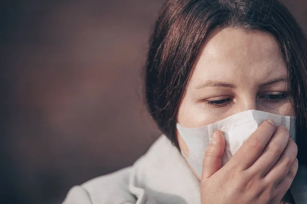 Detener la infección covid-2019, mujer con máscara médica, protección contra el coronavirus, concepto de contaminación — Foto de Stock