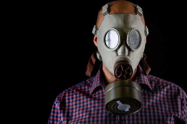 Крупный план человека в противогазе против коронавируса, ковид 2019 на черном фоне, концепция здравоохранения
